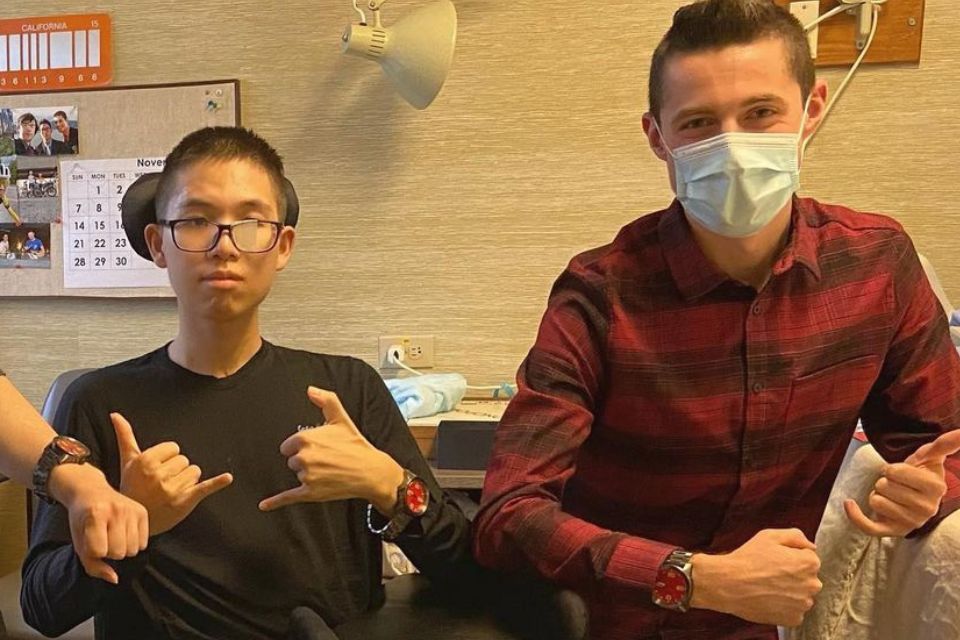 In the fall/winter of 2021, Yi Yi's dearest friends visited VGH and GF Strong Rehabilitation Center every weekend during Yi Yi's hospitalization