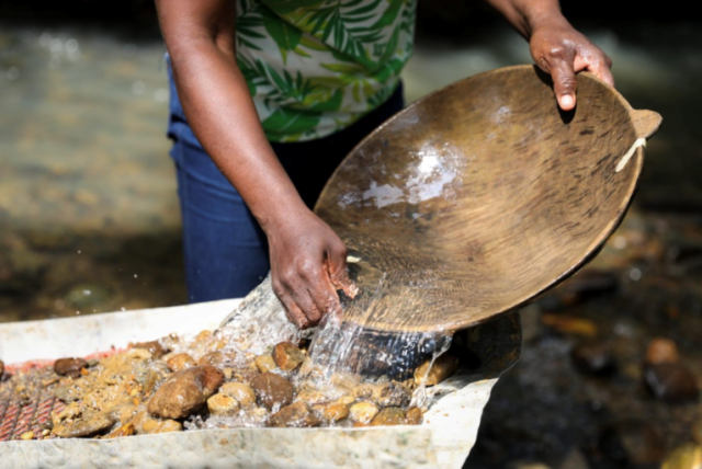 3.-Artisanal-gold-miner-in-Istmina-Choco-Colombia-photo-by-Cesar-Nigrinis-courtesy-of-Ministry-of-Mines-and-Energy-1-768x512.png