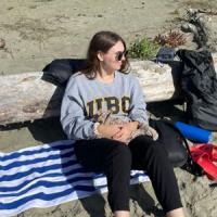 Katrijn sitting on the beach